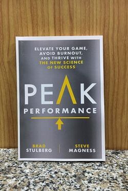 Peak Performance: Elevate Your Game, Avoid Burnout, and Thrive with the New Science of Success