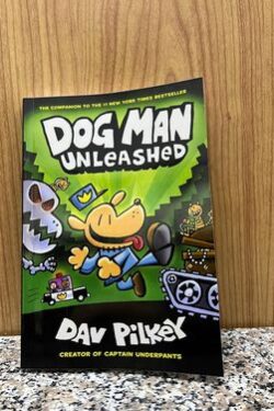 Dog Man Unleashed: A Graphic Novel (Dog Man #2): From the Creator of Captain Underpants Color